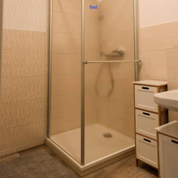 Freundliche Wohnung Mit Parkplatz Und Terrasse นอยบรันเดนบวร์ก ภายนอก รูปภาพ