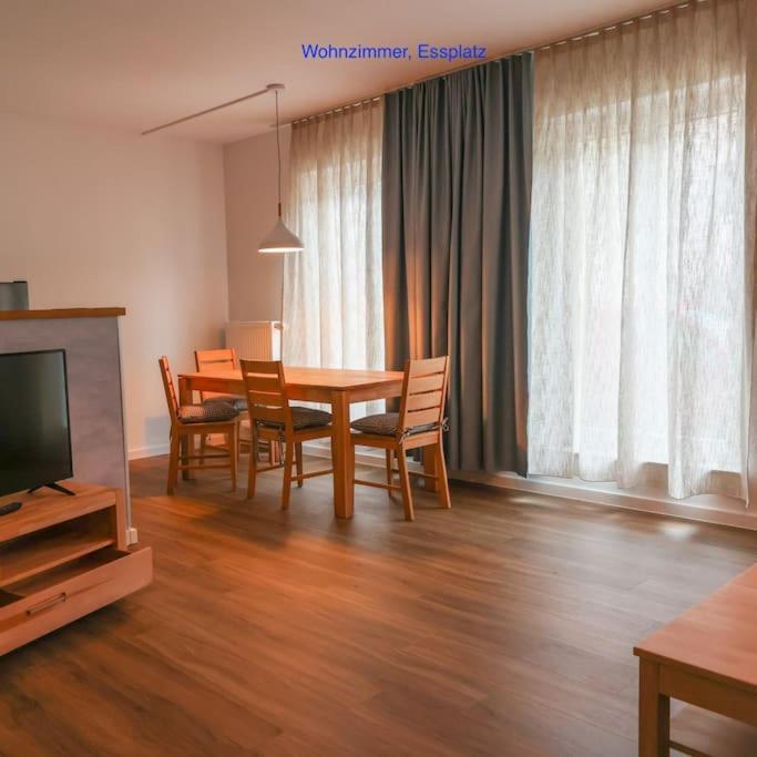 Freundliche Wohnung Mit Parkplatz Und Terrasse นอยบรันเดนบวร์ก ภายนอก รูปภาพ