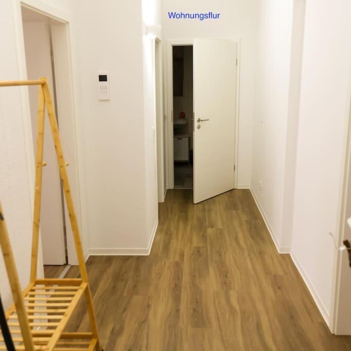 Freundliche Wohnung Mit Parkplatz Und Terrasse นอยบรันเดนบวร์ก ภายนอก รูปภาพ