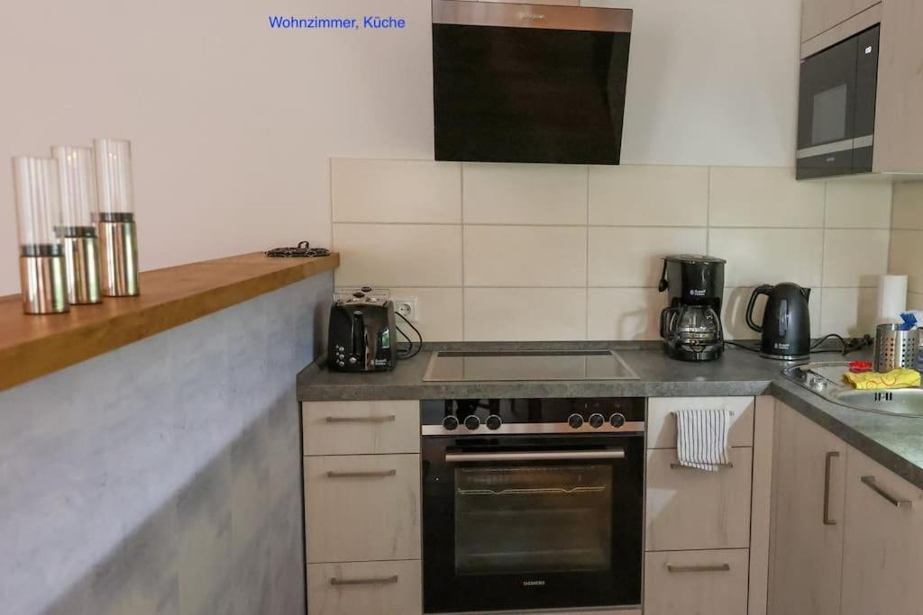 Freundliche Wohnung Mit Parkplatz Und Terrasse นอยบรันเดนบวร์ก ภายนอก รูปภาพ