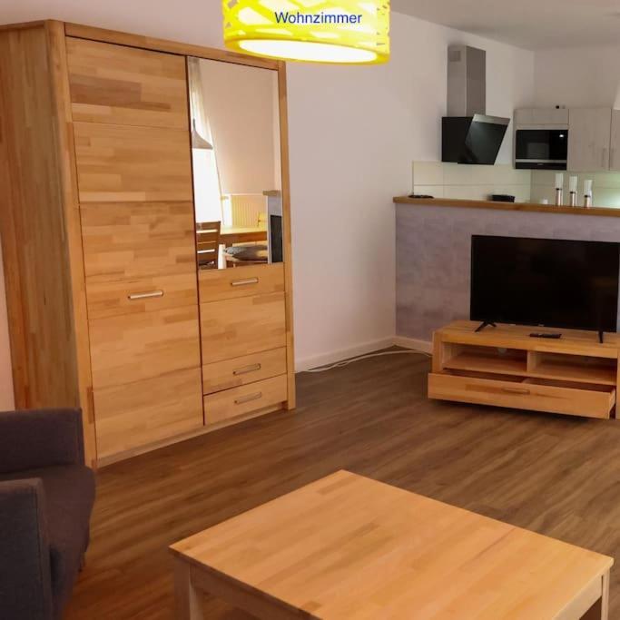 Freundliche Wohnung Mit Parkplatz Und Terrasse นอยบรันเดนบวร์ก ภายนอก รูปภาพ