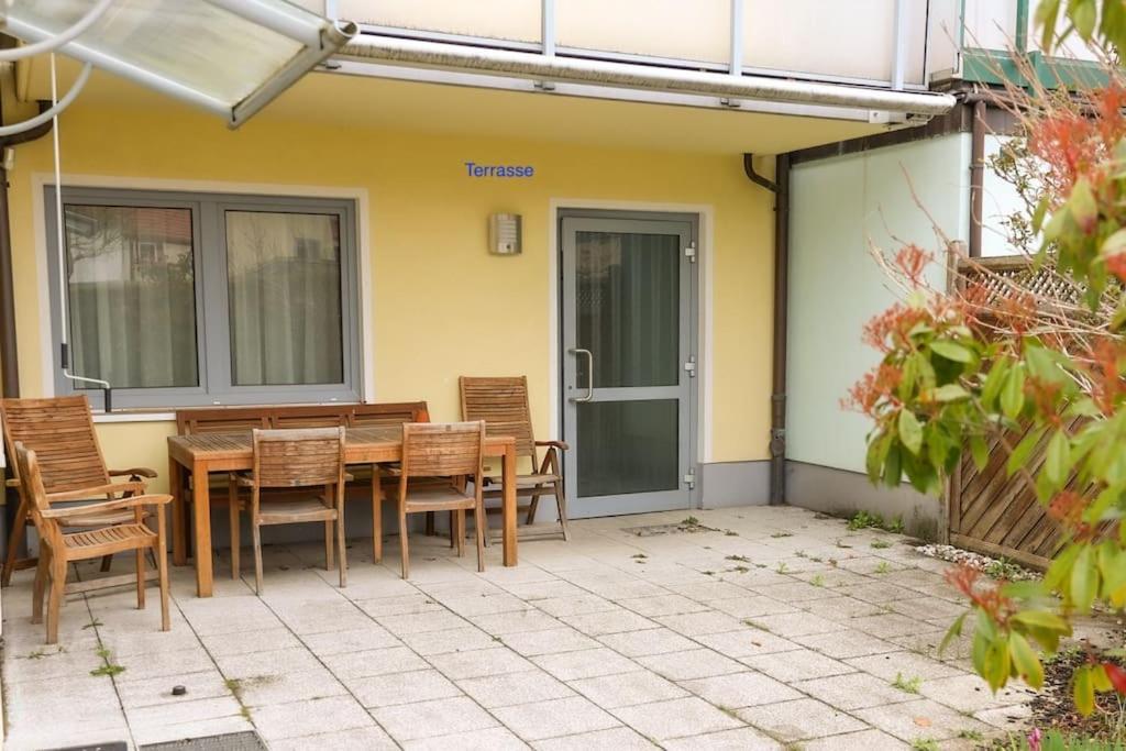 Freundliche Wohnung Mit Parkplatz Und Terrasse นอยบรันเดนบวร์ก ภายนอก รูปภาพ