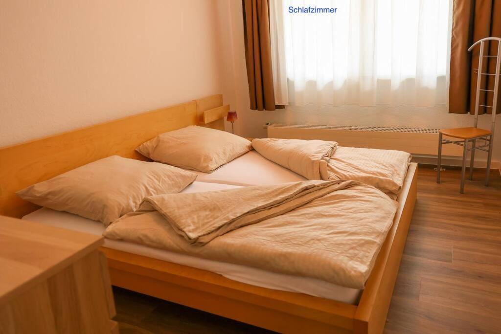 Freundliche Wohnung Mit Parkplatz Und Terrasse นอยบรันเดนบวร์ก ภายนอก รูปภาพ